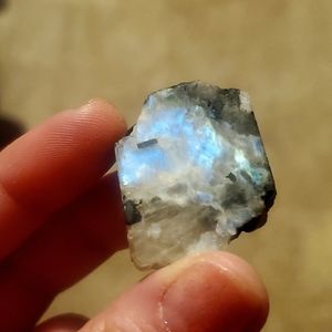 Beautiful hunk of RAINBOW 🌈 MOON 🌙 STONE! Brilliant blue, green & yellow flash